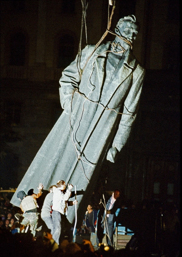 10. Демонтаж памятника Дзержинскому на Лубянке. 23 августа 1991 года