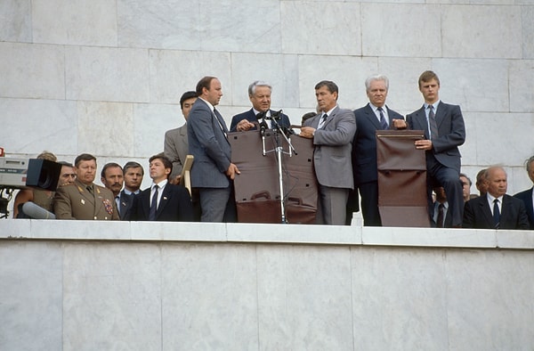 13. Речь Бориса Ельцина возле "Белого дома" 24 августа 1991 года