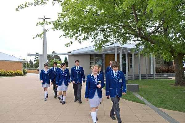 20. Во время формальных и торжественных мероприятий студенты носят школьную форму. Для мальчиков это синий блейзер, значок учебного заведения, белая или голубая рубашка, школьный галстук, серые брюки и чёрные туфли. Девочки носят синий блейзер, значок школы, белое или синее платье, школьный шарфик и сандали.