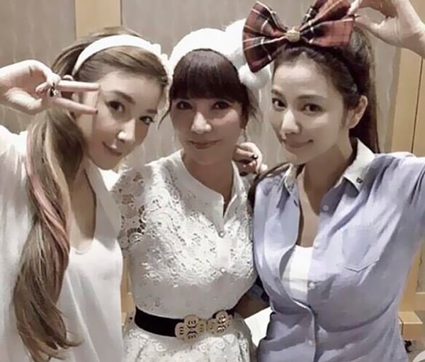 2. Встречайте 63-летнюю маму (в центре), и её дочерей - 41-летнюю Лурье (справа) и 36-летнюю Шэрон (слева).