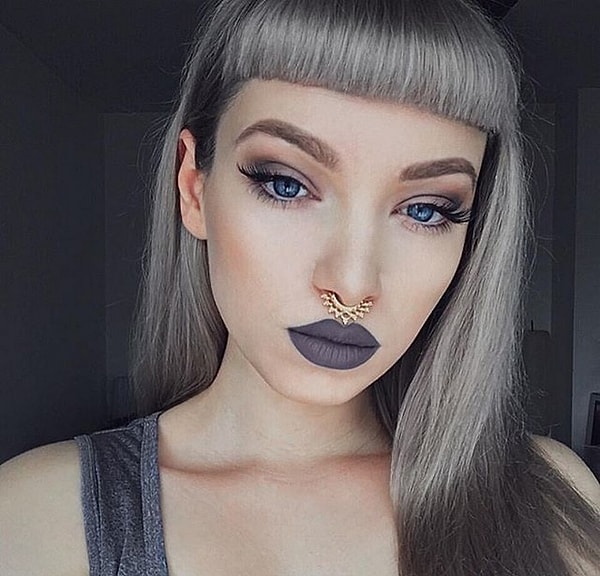 7. Для глаз используйте универсальный серо-коричневый оттенок под названием "тауп". Желательно, чтобы лицо было как можно более бледным.