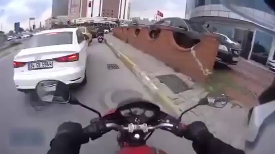 Aniden Açılan Araç Kapısının Neden Olduğu Motor Kazası