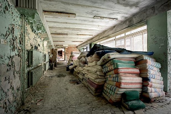 2. Личфилд совершила в общей сложности шесть поездок, в ходе которых посетила Восточную Германию, Украину, Болгарию, Чехию, Словакию, Латвию, Эстонию, Литву, Хорватию, Россию и другие страны, чтобы запечатлеть образчики монументальной архитектуры, построенные в течение 20 столетия и покинутые после распада СССР в начале 1990-х.