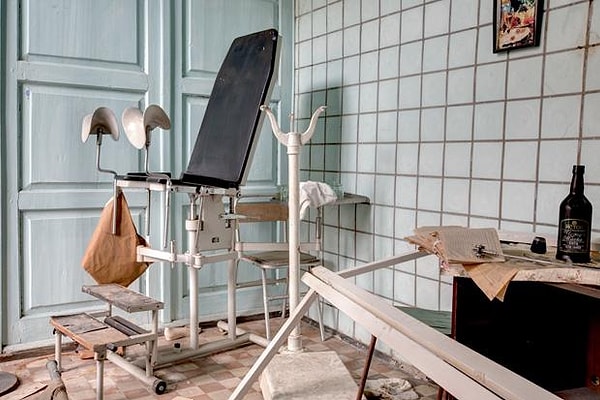 14. Заброшенная больница, Россия.