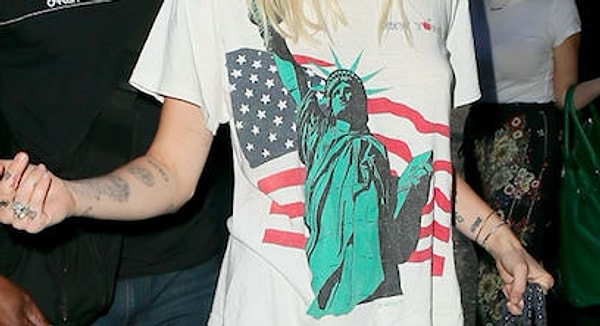 9. Кто носит эту патриотическую футболку?