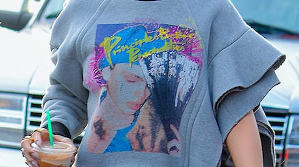 11. У кого в гардеробе есть такая необычная футболка?