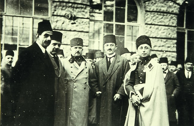 17 Kasım 1924'te kurulan Terakkiperver Cumhuriyet Fırkası aslında Halk Fırkası içerisindeki görüş ayrılıklarının resmi olarak ortaya koyulmasıydı. Bu ayrılıkların örneklerine ilerleyen yıllarda da sıkça rastlanacaktı.