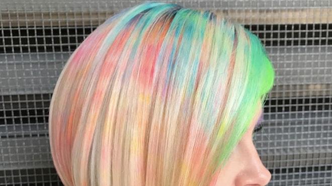 Renkli Saç Modasına Bir Yeni Teknik Daha Eklendi: Ebru Sanatından Esinlenilmiş Saçlar!