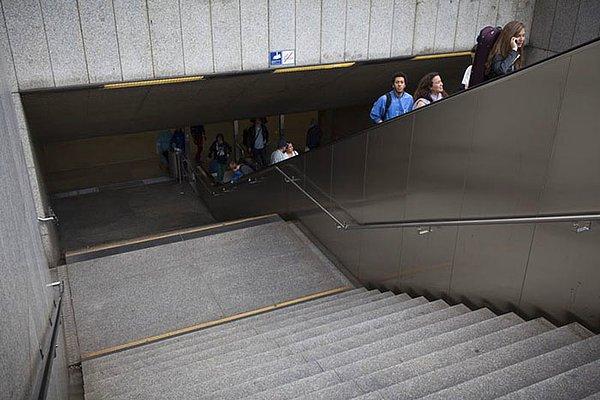 Ortalama bir fotoğrafçı için bu metro istasyonu merdivenleri, büyük ihtimal 'çirkin' ya da kasvetli görünürdü.
