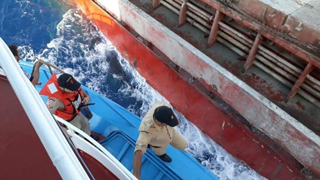 Türk bandıralı ticari gemi, Sahil Güvenlik Komutanlığına bağlı 3 bot ve Deniz Kuvvetleri Komutanlığından 1 hücumbot eşliğinde Marmaris Limanı'na yanaştı.