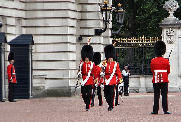 Все разошлись, остались лишь королевские гвардейцы. Среди них была и свита Роберта