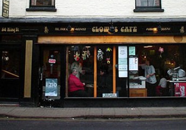 Вы прошлись по улицу и вдруг поровнялись с кафе, где заметили странного посетителя. Когда вы вошли в кафе, тот встал и вышел из кафе