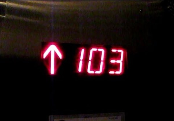 Незнакомец зашел в дом на холме, из которого открывается прекрасный вид на церемонию. Зайдя в лифт, он поднялся на самый верхний этаж. Вы заподозрили неладное. Может, это снайпер?