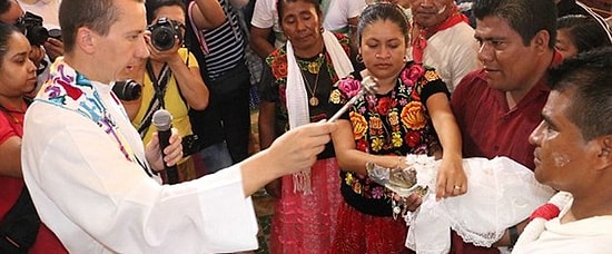 Timsaha Gelinlik Giydirip Belediye Başkanıyla Evlendirdiler!