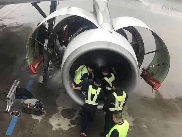 Boarding esnasında olaya tanıklık eden diğer yolcular güvenliklere haber verince acil durum ilan edilmiş tabii.