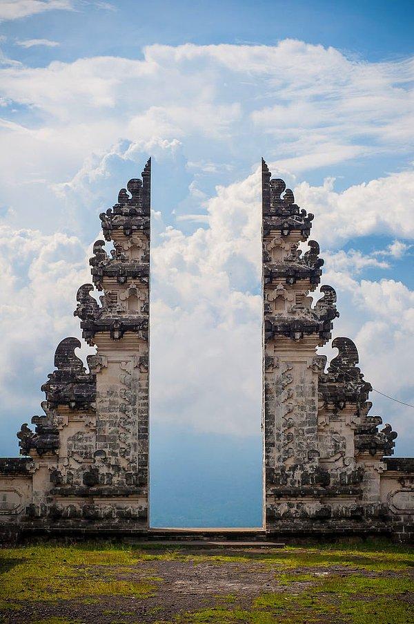 30. Bali'de bir tapınak.