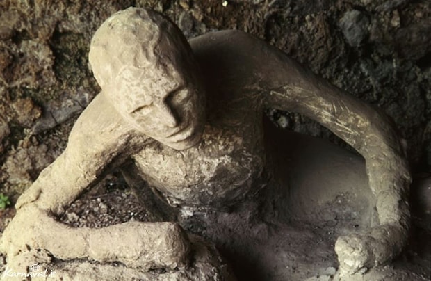 Pompeii De Olen Bir Kisinin Fotografi Masturbasyon Yaparken Taslasti Iddiasiyla Viral Oldu