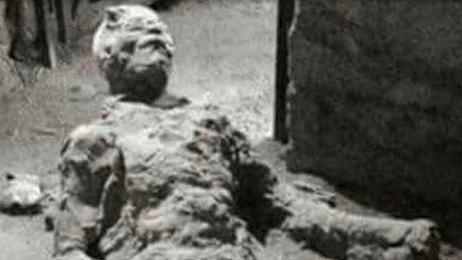 Pompeii'de Ölen Bir Kişinin Fotoğrafı 'Mastürbasyon Yaparken Taşlaştı' İddiasıyla Viral Oldu!