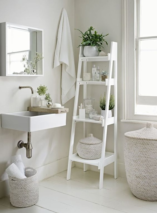 2. Sıradan banyo dolaplarının pabucunu dama atan basamak raflar.