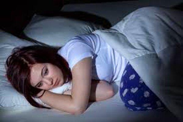 2. Uyuyamama hastalığı olarak bilinen İnsonmia uykuya dalamama ve ya gece boyunca sürekli uyuyamama sorunlarını barındıran bir uyku hastalğıdır Bu hastalığa  muzdarip olan kişiler gözlerini birkaç dakikadan fazla kapalı tutamamaktan ya da yatakta bir o yana bir bu yana dönerek uyuyamamaktan yakınırlar