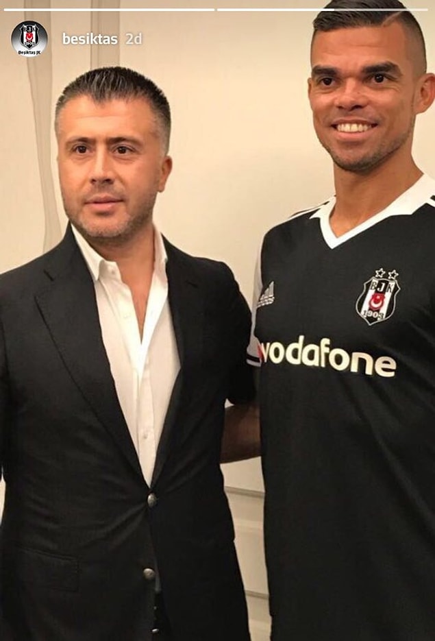 Hemen ardından Pepe'nin Umut Güner'le birlikte siyah beyaz formalı fotoğrafı geldi.