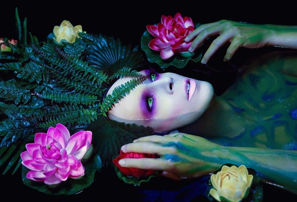 2. Все образы безумно разные, вот, например, декор цветами 🌺