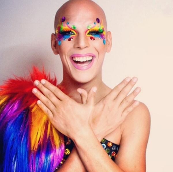 7. Образ с перьями и разноцветными камнями