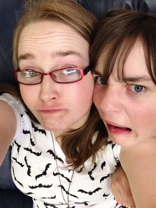 18. В любой позе девушка справа на этом селфи кажется голой 😂