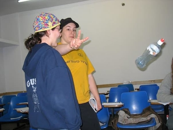 21. Летающая бутылка???