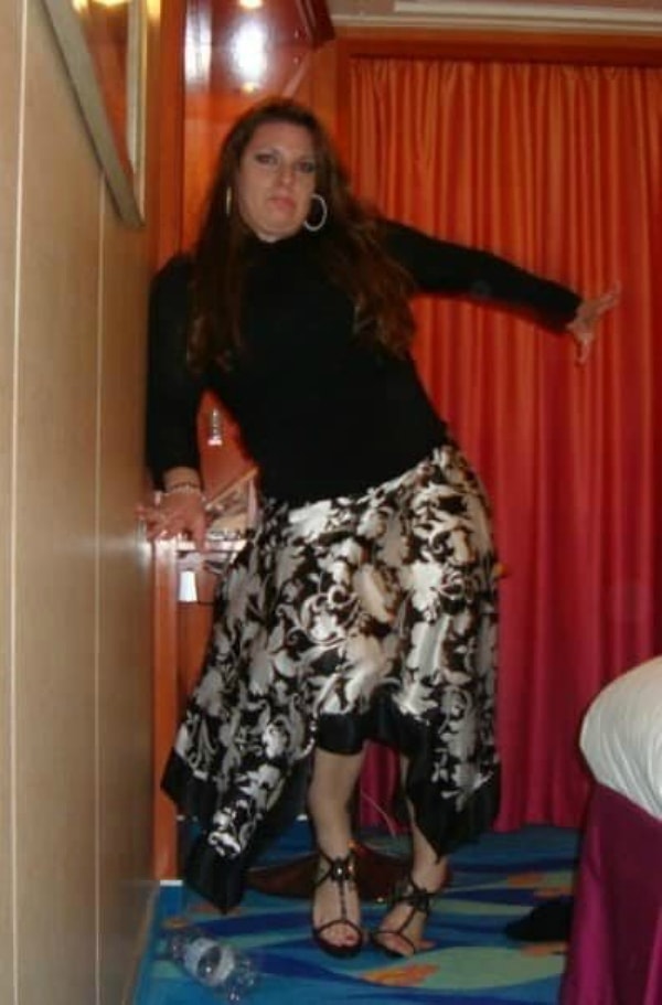 10. Это был последний раз, когда эта девушка надела шпильки, ведь простоять на них ей удалось всего пару секунд 🙁