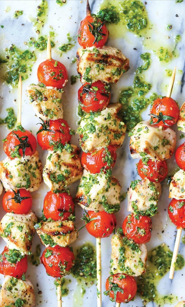3. Куриные кебабы с соусом песто (всего 5 ингредиентов)