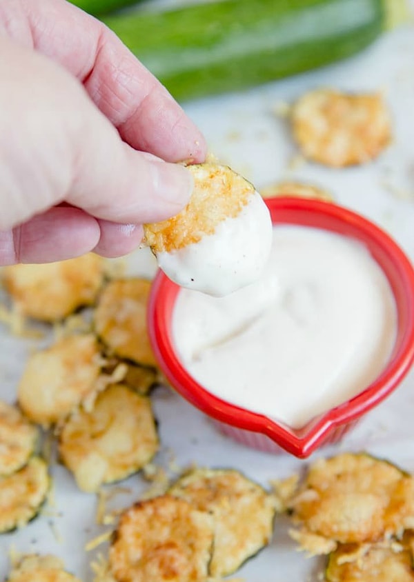 5. Чипсы из цуккини с пармезаном (всего 4 ингредиента)