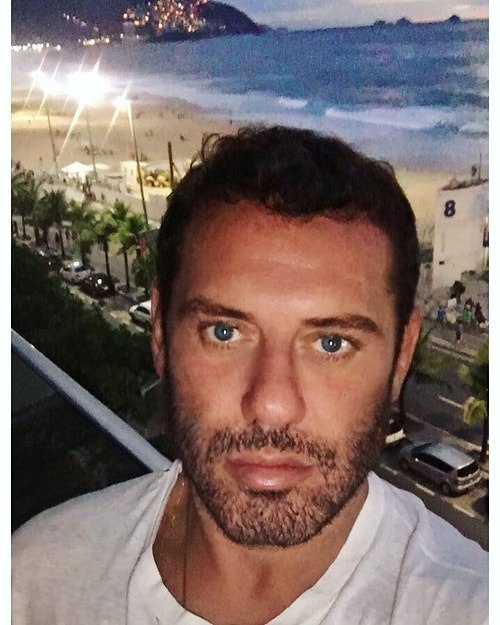 Sen yine de gözümüzde hep böyle kalacaksın!