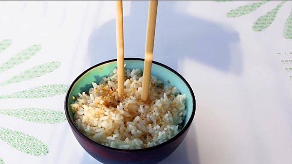 1. Olur da bir Çinli ile karşılıklı pilav yiyecek olursanız chopstickleri asla pilava dik bir şekilde saplamayın.