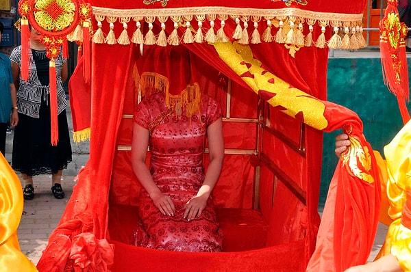 5. Çin'de gelinler düğünlerine son 1 ay kala her gün 1 saat aralıksız ağlıyor.