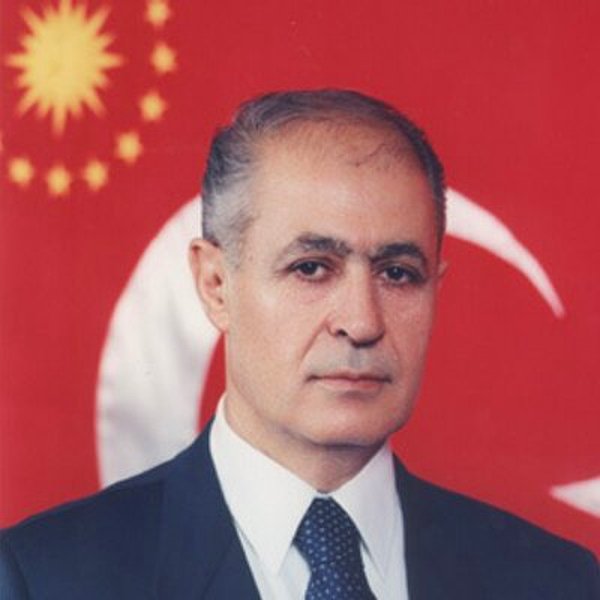 Bugün Türkiye'de neler oldu? Ahmet Necdet Sezer 16 Mayıs 2000'de göreve geldiğinde Türkiye'de bir ilk gerçekleşir ve bir yüksek yargı mensubu artık yüksek yürütmenin başı olur. Ankara Hukuk Fakültesi mezunu olan Sezer, özellikle anayasaya bağlılığı ve mütevaziliği ile Türk ulusunun gönlünde taht kurar.