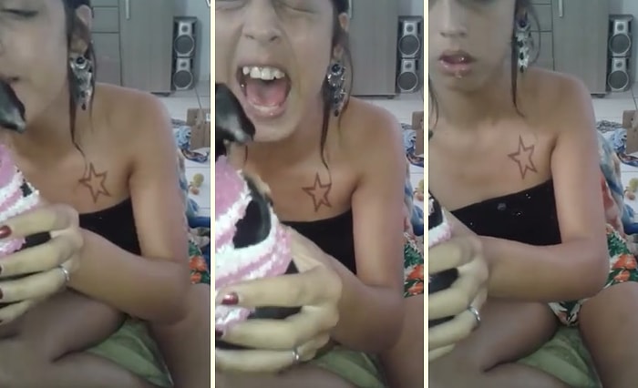 Kötü Sesiyle Şarkı Söyleyen Dostunun Ağzına Çişini Yapan Delikanlı Köpek