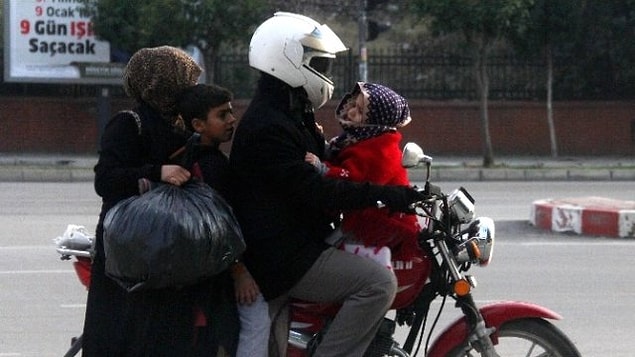 11. Motosikleti kasksız kullanmak, kimi zaman da minibüs arkası gibi dörtlemek.