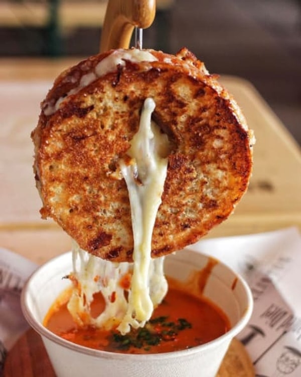 3. Ииииииии... пончик с расплавленным сыром! Ох уж эти пончики! 🍩