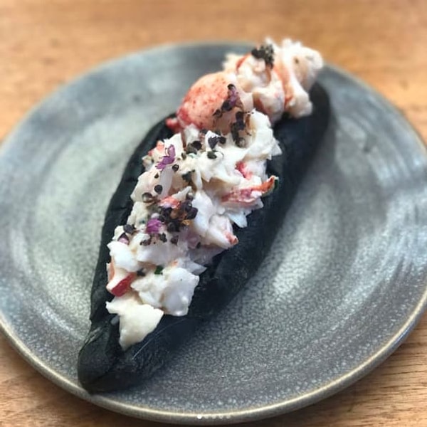 5. Хот-дог из чёрной булочки с лобстерами