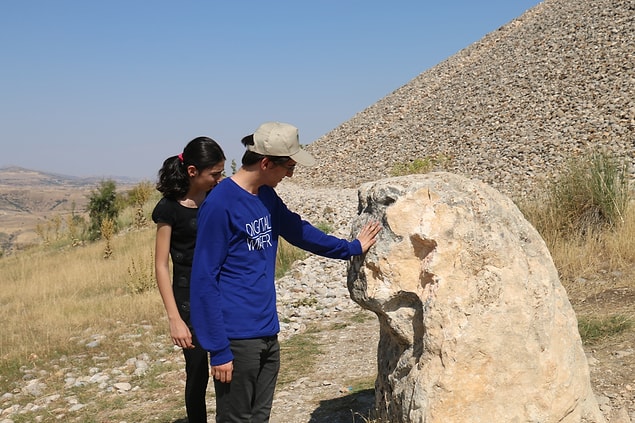 Heykelin sol baş bölümünün kırıldığı ve taş parçalarının da götürüldüğü görüldü.