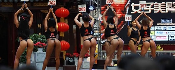 9. Все они, стараясь впечатлить жюри, томно покачивали ягодицами, изгибались и трясли своими «булочками»