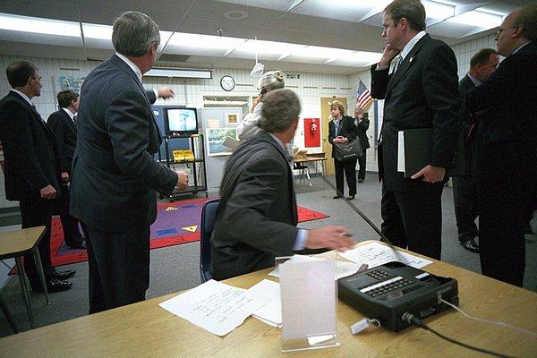 3. Başkan Bush, sınıftaki bir televizyonda Dünya Ticaret Merkezi'ne yapılan saldırıları izlerken.