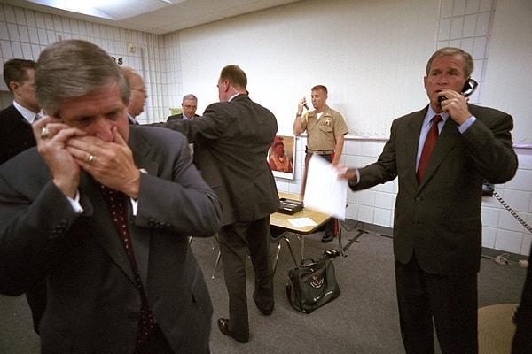 5. George Bush, New York valisi George Pataki, FBI Direktörü Robert Mueller ve Başkan Yardımcısı Dick Cheney'i arıyor. Beyaz Saray Genel Sekreteri Andy Card ise bir cep telefonunda konuşuyor.
