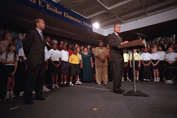 6. George Bush, bulunduğu okulda ABD topraklarındaki terörist saldırısıyla ilgili açıklama yaparken.