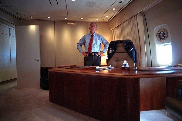 8. George Bush, Dünya Ticaret Merkezi'ndeki terörist saldırılarını Air Force One'daki bürosundan takip ederken.