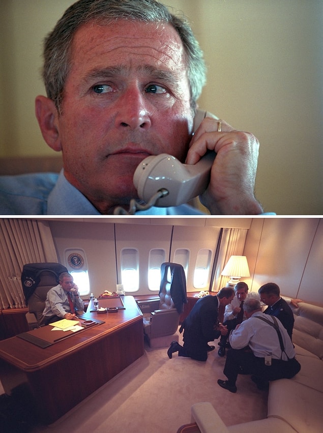 10. George Bush, Sarasota'dan Barksdale Hava Kuvvetleri Üssüne uçuş sırasında, Air Force One'daki bürosundan, personelle telefonda görüşürken.