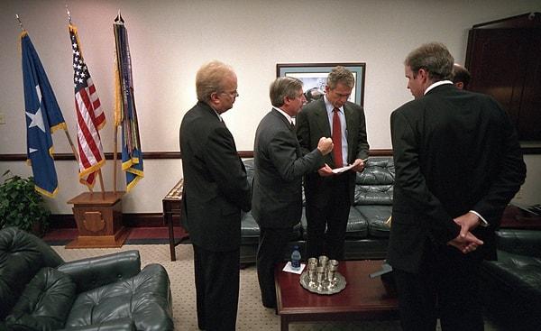12. George Bush, Barksdale Hava Üssü'ndeki General Dougherty Konferans Merkezi'nde Dünya Ticaret Merkezi felaketine ilişkin sözlerini sunmadan önce, Karl Rove, Andy Card, Dan Bartlett ve Ari Fleischer ile görüşüyor.