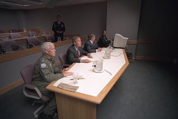 14. Başkan Bush, Amiral Richard Mies ve Beyaz Saray Genel Sekreteri Andy Card, Offutt Hava Üssünde bir video telekonferans gerçekleştirirken.