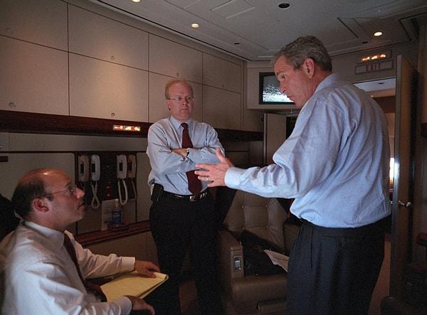 16. Başkan Bush, Ari Fleischer, Karl Rove ile Air Force One'da Andrews Hava Kuvvetleri Üssü'ne uçuş sırasında konuşuyor.